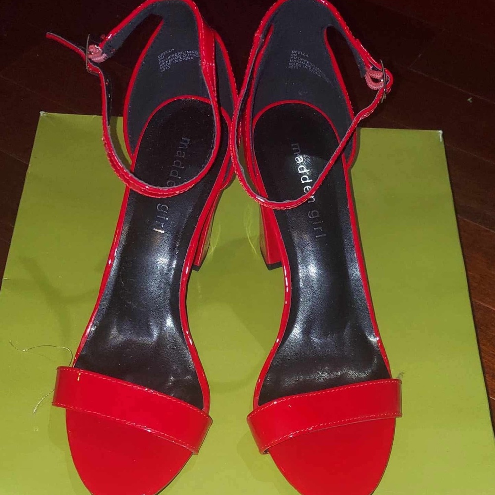 Steve Madden Red pumps